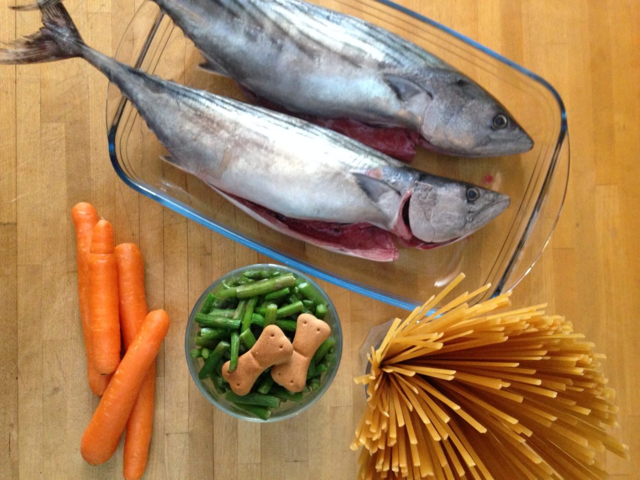 Cucina per cani: bavette integrali con tonnetto asparagi e carote